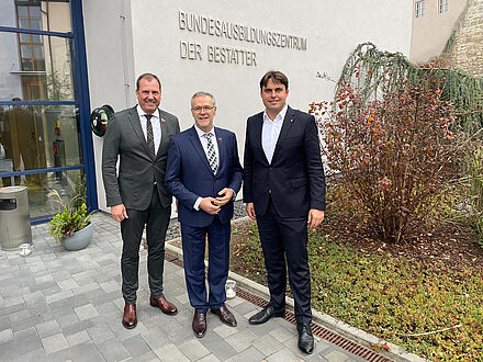 © Bundesverband Deutscher Bestatter | v.l.n.r. Ralf Michal Präsident des BDB, Jörg Dittrich Präsident des ZDH, Stephan Neuser Generalsekretär des BDB, ‎vor dem BAZ in Münnerstadt